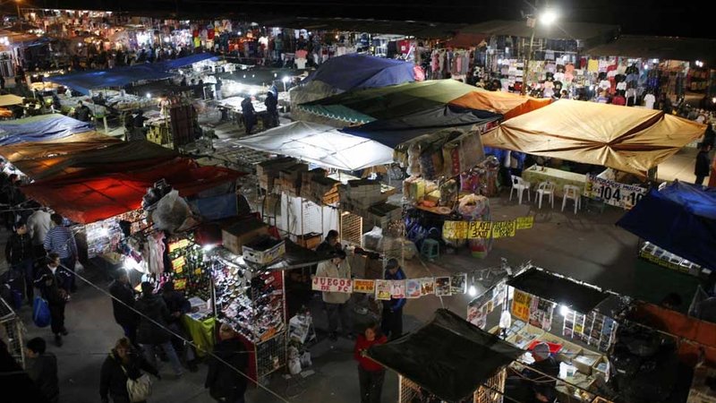 vista nocturna de los puestos en la feria la salada, partido de lomas de zamora