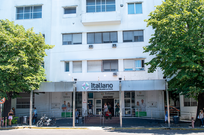 Vista del frente del Hospital Italiano de La Plata, donde ocurrió el fenantinilo mortal