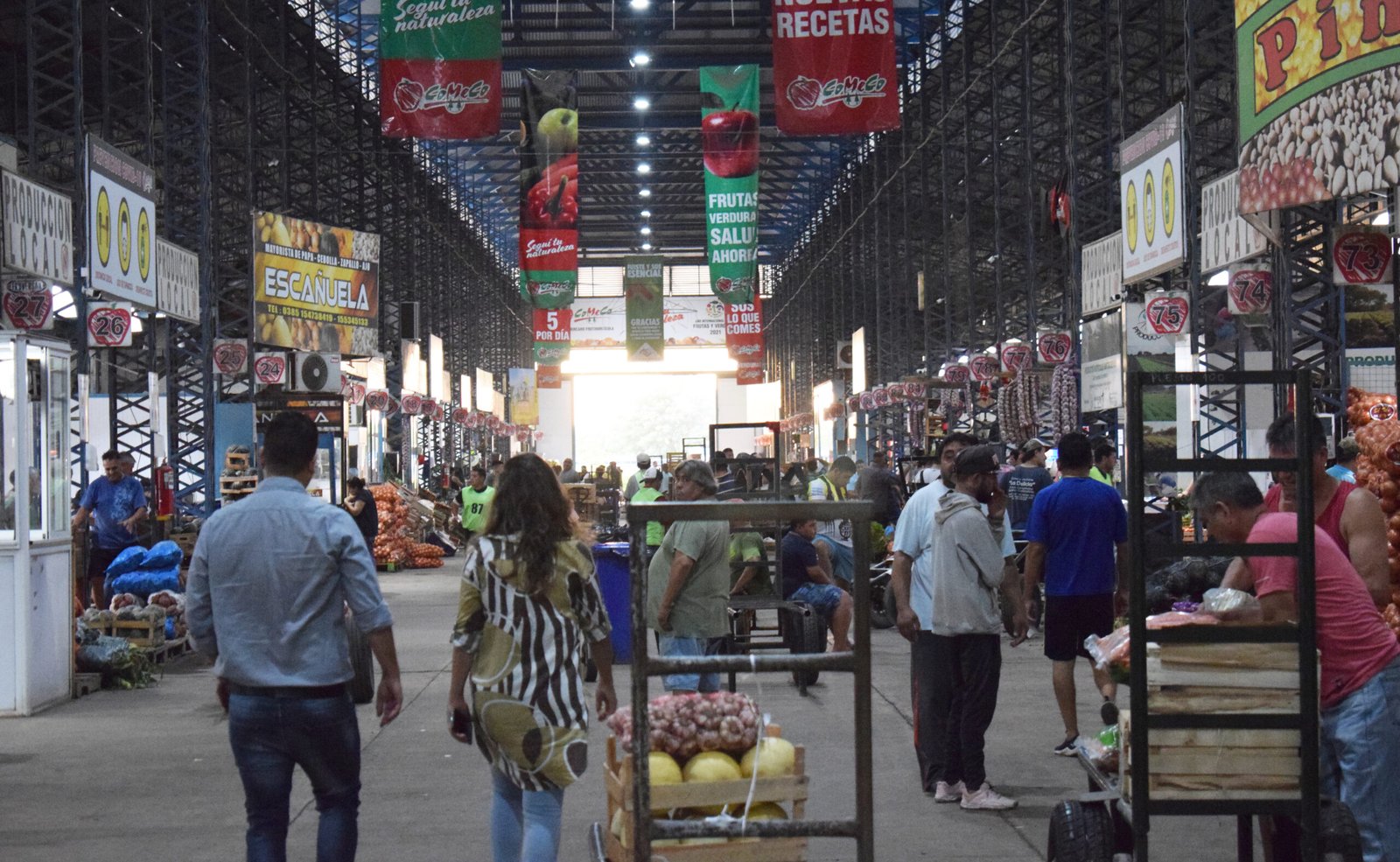 Clientes recorren el Mercado Regional Minorista de La Plata en busca de ofertas en carnes, panificados y verduras