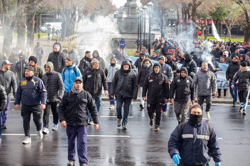 trabajadores de astilleros rio santiago marchando hacia casa de gobierno de la provincia de buenos aires