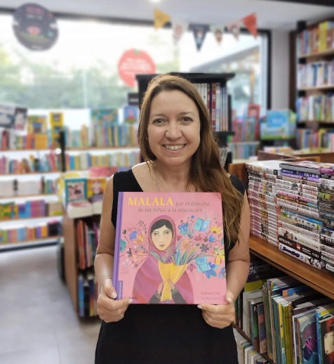 una persona con un libro en la mano en city bell libros