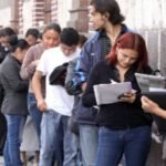 personas en una fila. Desempleo en la plata junio 2025