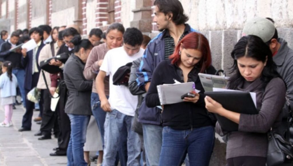 personas en una fila. Desempleo en la plata junio 2025