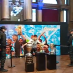 un joven tomandose fotos con la copa del mundo en el salon dorado del palacio municipal de La Plata