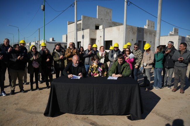 intendente secco y silvina batakis en la iniciacion de obras en casas abandonadas en punta lara