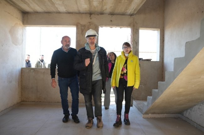 intendente secco y silvina batakis recorriendo las obras de casas abandonadas