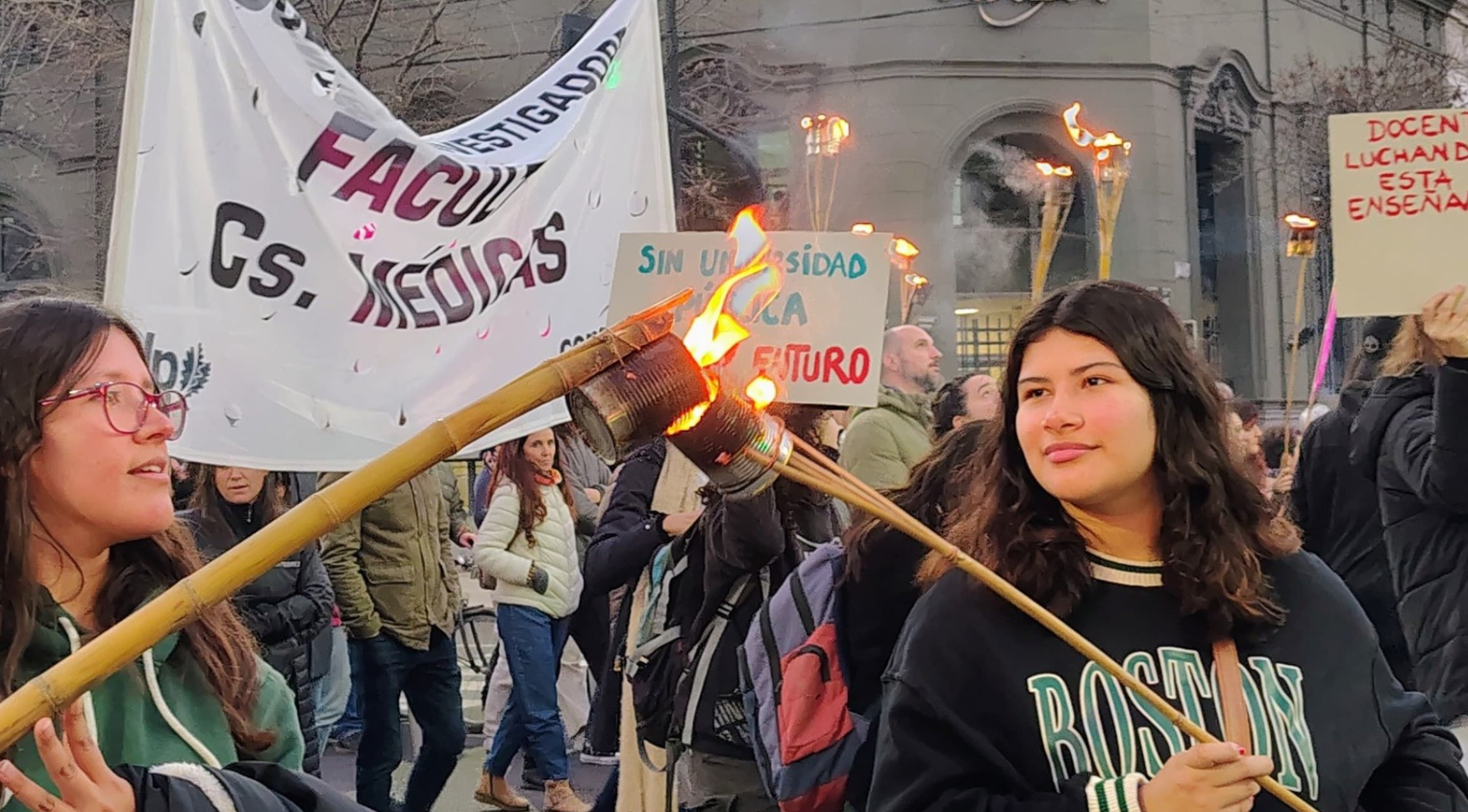 Marcha de antorchas en la plata junio 2025