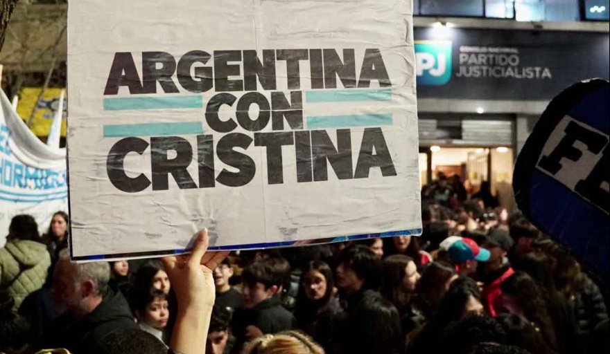 Movilización de gremios, organizaciones, docentes y estudiantes universitarios a plaza de mayo - argentina con cristina kirchner - junio 2025
