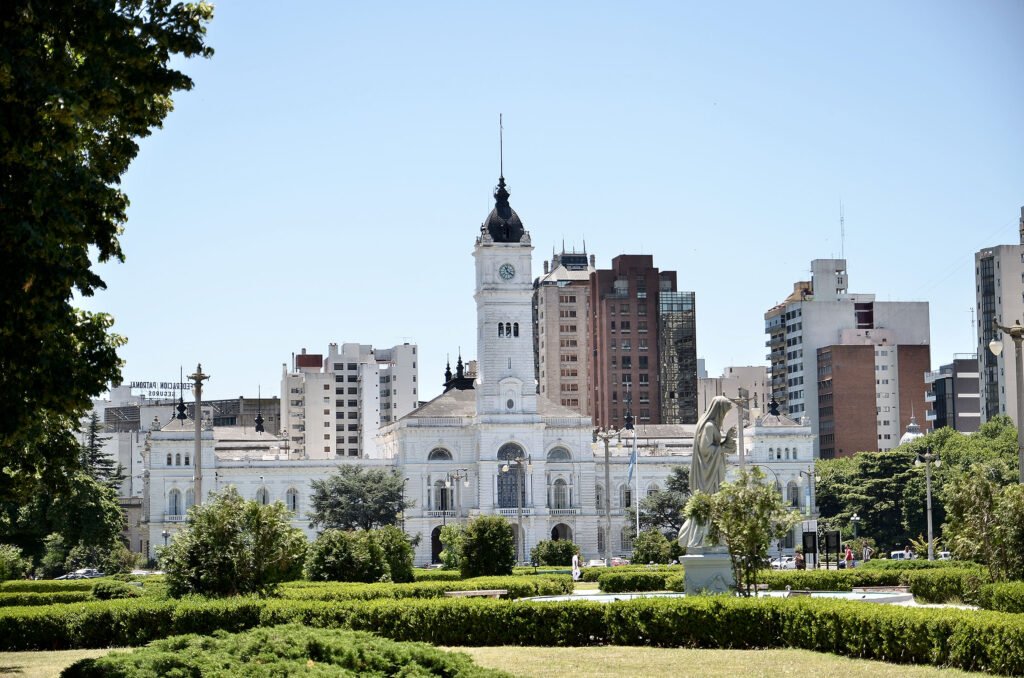 vista frontal de la municipalidad de la plata desde Plaza Moreno