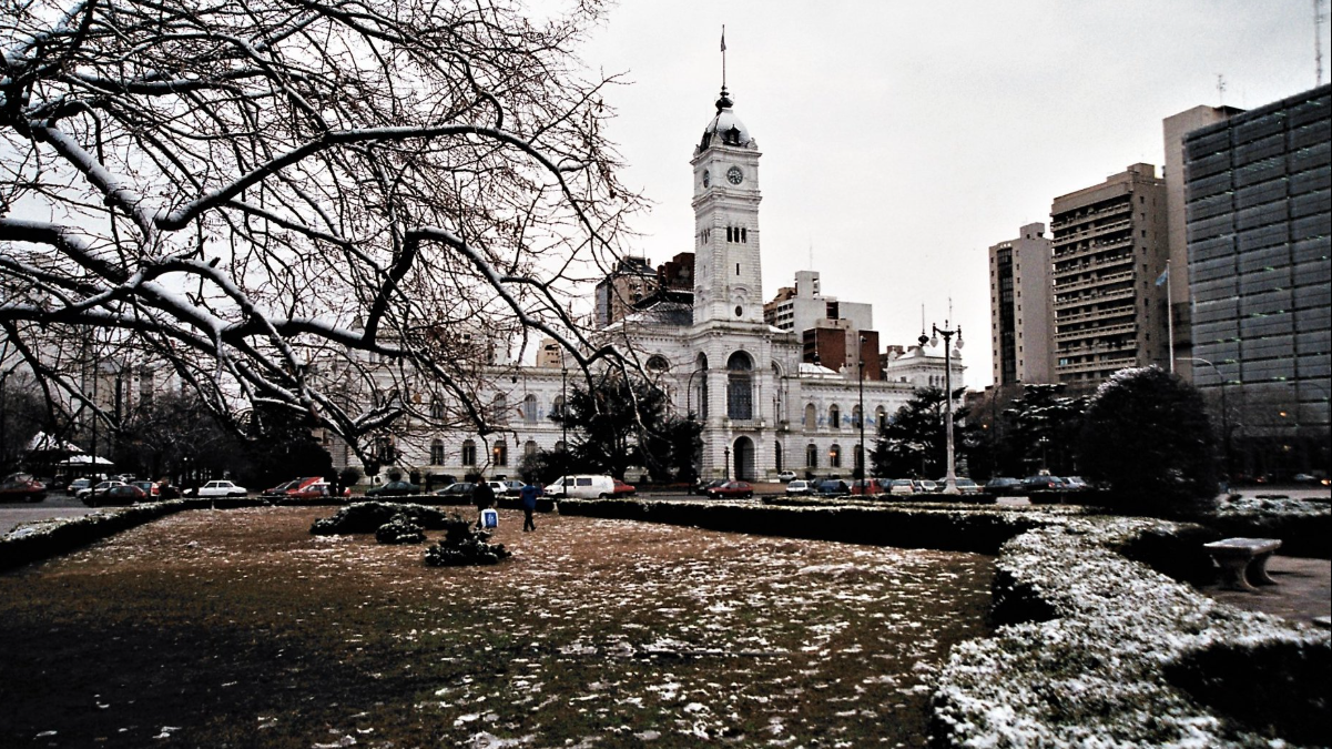 Ola polar en La Plata. Foto archivo de plaza moreno y municipalidad de la plata con nieve en julio 2007
