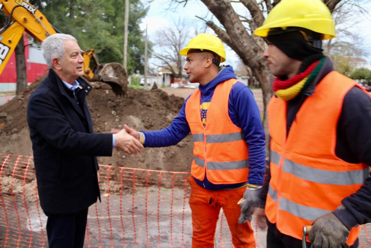 Obras viales en La Plata. Intendente Alak saludando a los obreros