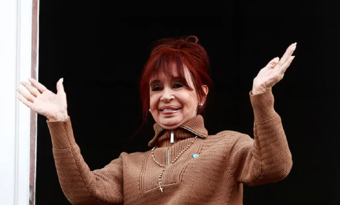 Cristina Kirchner saluda desde el balcón de su departamento, donde cumple la prisión domiciliaria