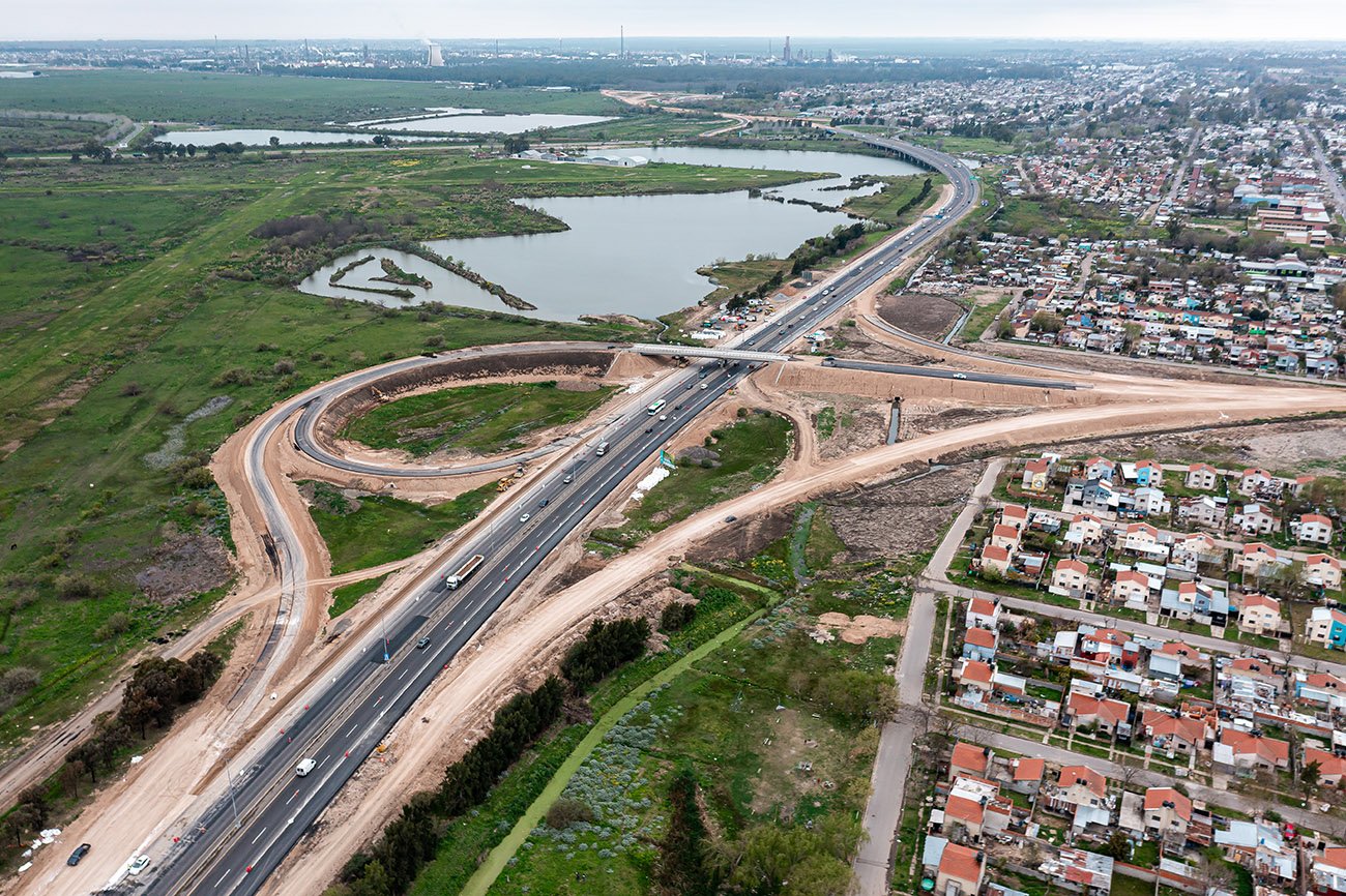 Trabajos de repavimentación nocturnos en la Autopista Buenos Aires-La Plata realizados por AUBASA.