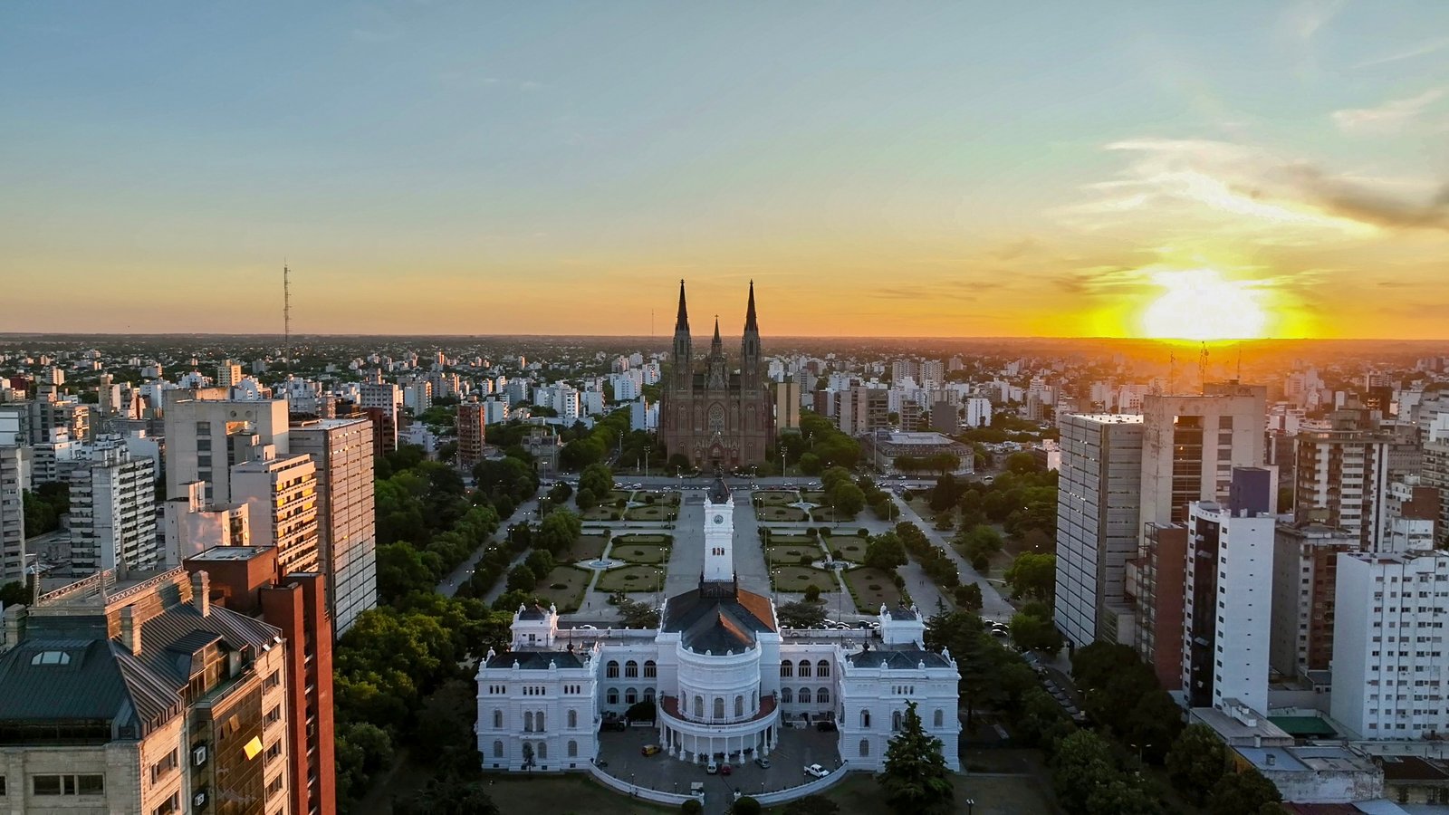Vista aérea de la ciudad de La Plata, donde se ve la Catedral de La Plata y la Municipalidad de La Plata