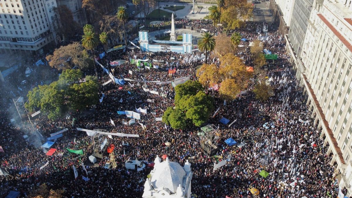 vista de plaza de mayo en la movilizacion argentina con cristina - junio 2025