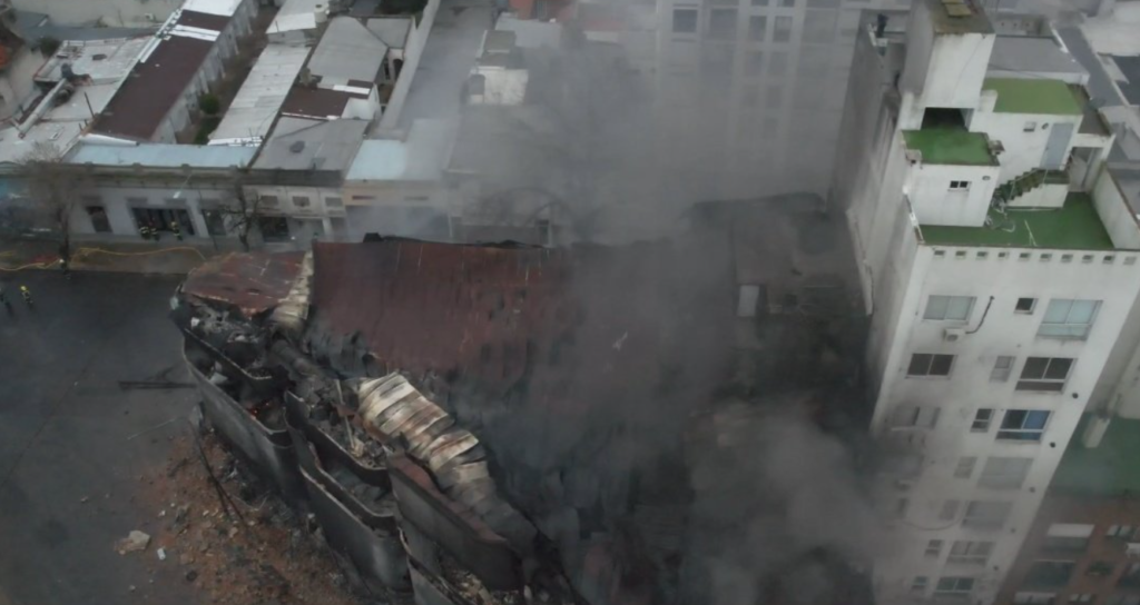 Incendio en edificio de La Plata