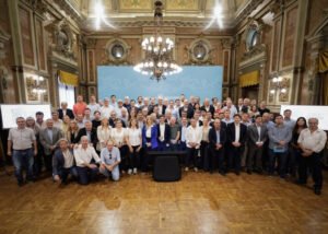 Kicillof reúne a los intendentes en La Plata por la crisis económica y la caída de recursos