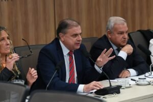 Presentan proyecto para limitar los mecanismos adictivos de las plataformas digitales y proteger a menores
